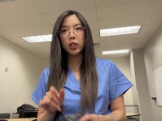 Gruselig medizinisch person überzeugt jung asiatisch medizinisch medico bis fick bis erhalten ahead