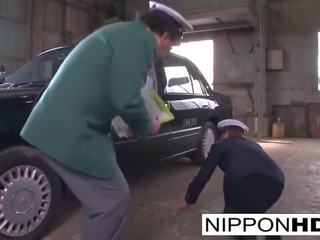 Beguiling japans driver geeft haar baas een pijpen