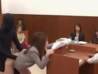 Japoneze mjaltë lawyer merr fucked nga një i padukshëm njeri