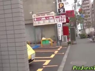 Femme fatale urinating सड़क पर