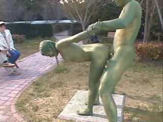 Asyano dalaga ay a statue pagkuha ilan pornograpya