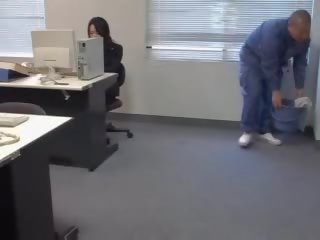 Officelady rabljeni s janitor